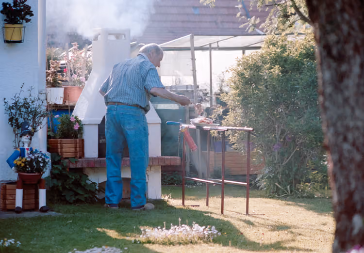 Opa beim Grillen