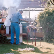 Opa beim Grillen