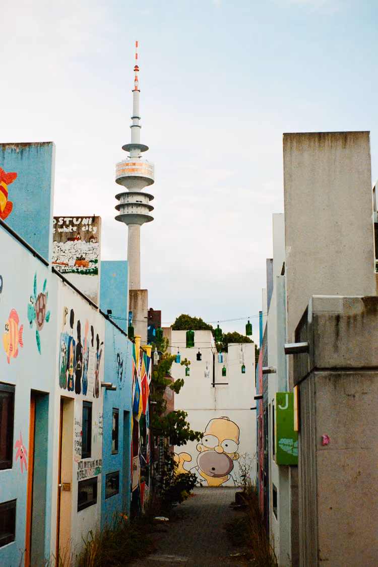 Münchener Fernsehturm und Homer Simpson, vom Studentenviertel aus