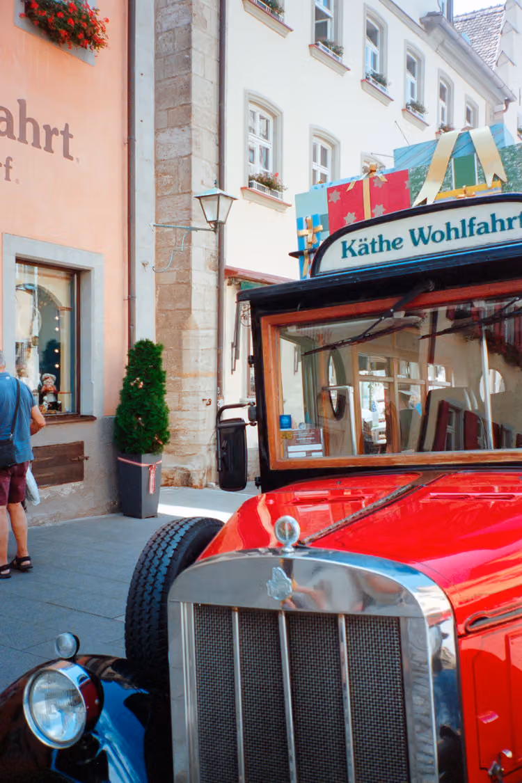 Touristenbus vor Käthe Wohlfahrt, Rothenburg