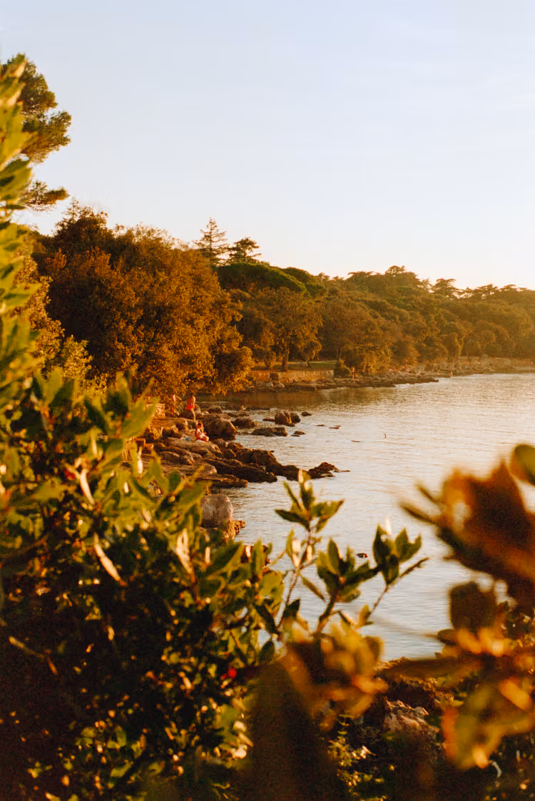 Sonnenuntergang am Strand von Rovinj, Kroatien