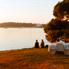 Sonnenuntergang am Strand von Rovinj, Kroatien