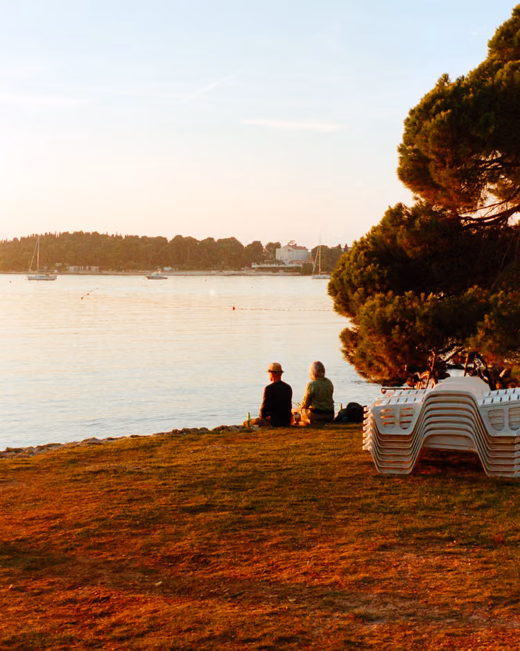 Sonnenuntergang am Strand von Rovinj, Kroatien