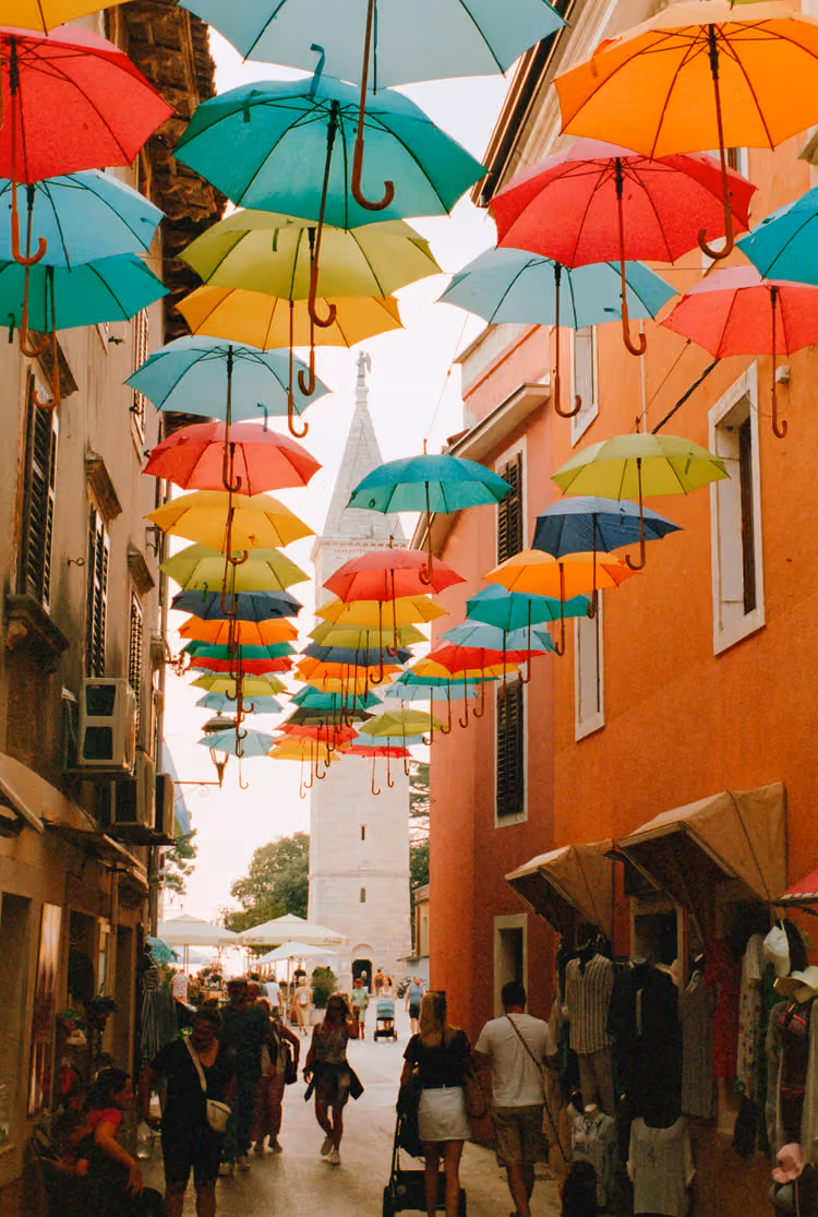 Gasse in Novigrad, Kroatien