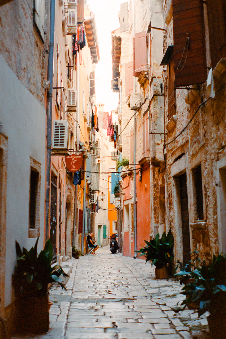 Gasse in Rovinj, Kroatien