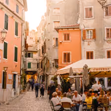 Abendtrubel in einer Gasse in Rovinj, Kroatien