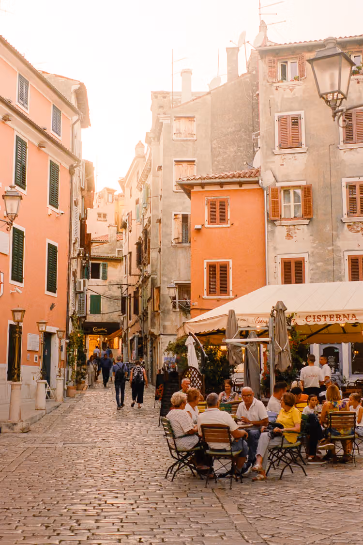 Abendtrubel in einer Gasse in Rovinj, Kroatien