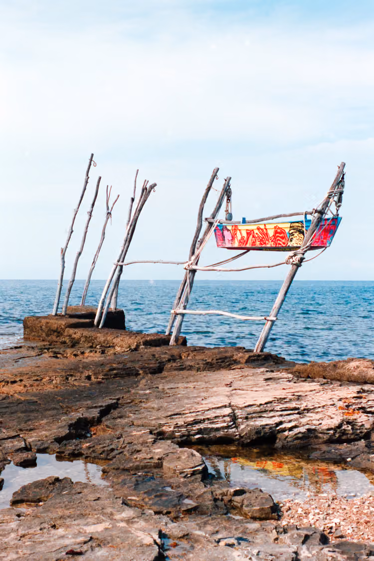 Hängende Boote bei Ulag, Kroatien