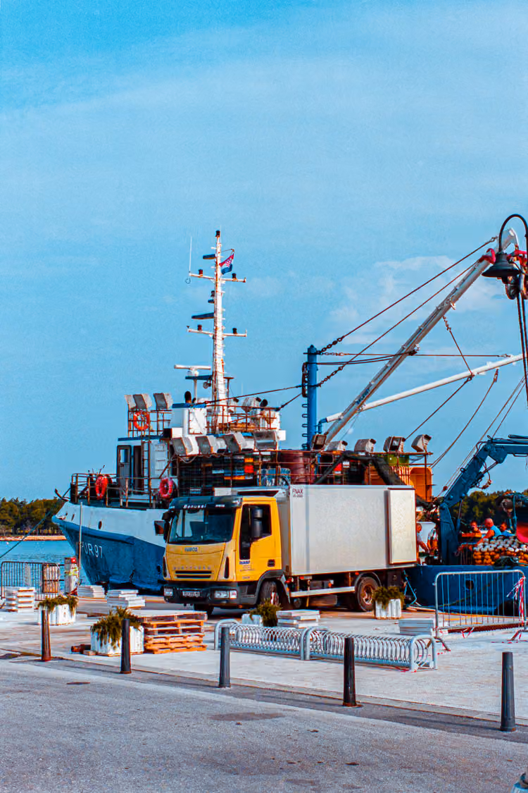 Fischerboot in Novigrad, Kroatien