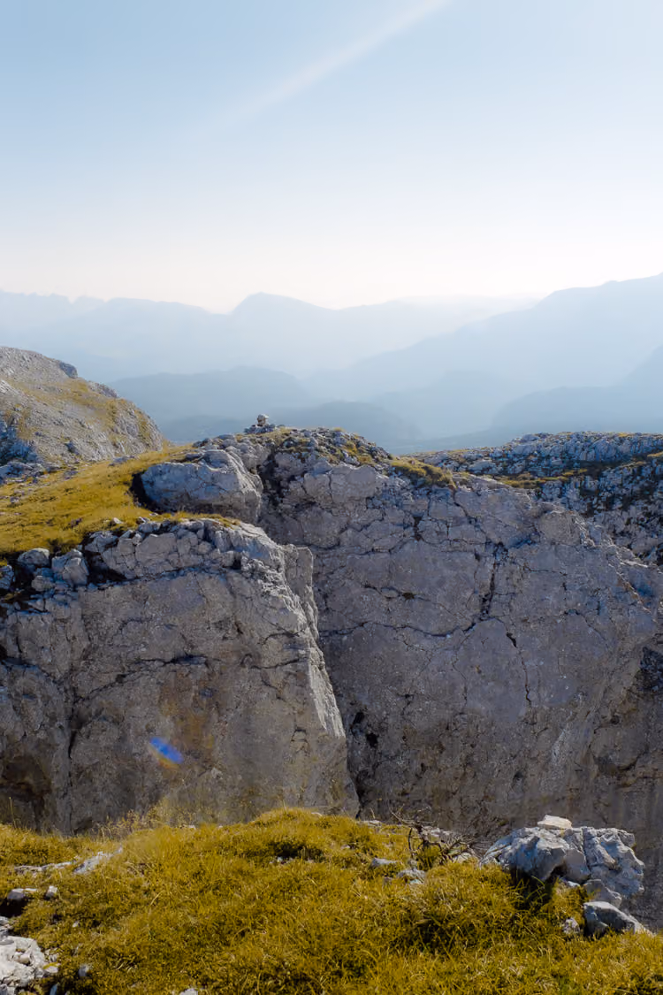 Aussicht auf Wanderer und Berge in den Berchtesgadener Alpen